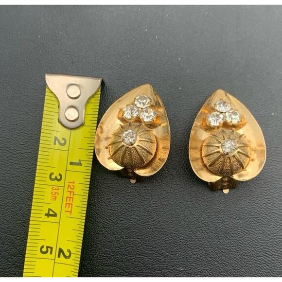 Vintage 1960’s Unique Style Gold Tone And Clear Rhinestone Clip On Earrings - Picture 2 of 3